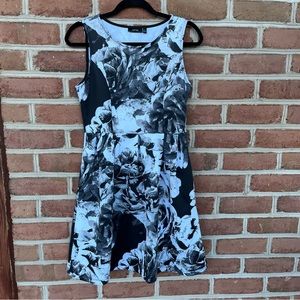 Black and white sleeveless floral print dress with pockets. size medium